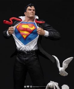 Clark Kent Deluxe 1:10 Scale Statue By Iron Studios Art Scale 1:10 - DC Comics Superman