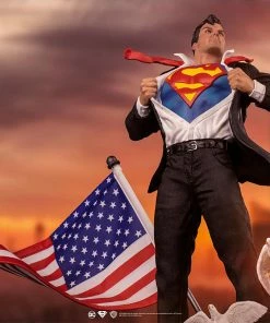 Clark Kent Deluxe 1:10 Scale Statue By Iron Studios Art Scale 1:10 - DC Comics Superman