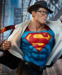 Superman™: Call To Action Premium Format™ Figure By Sideshow Collectibles